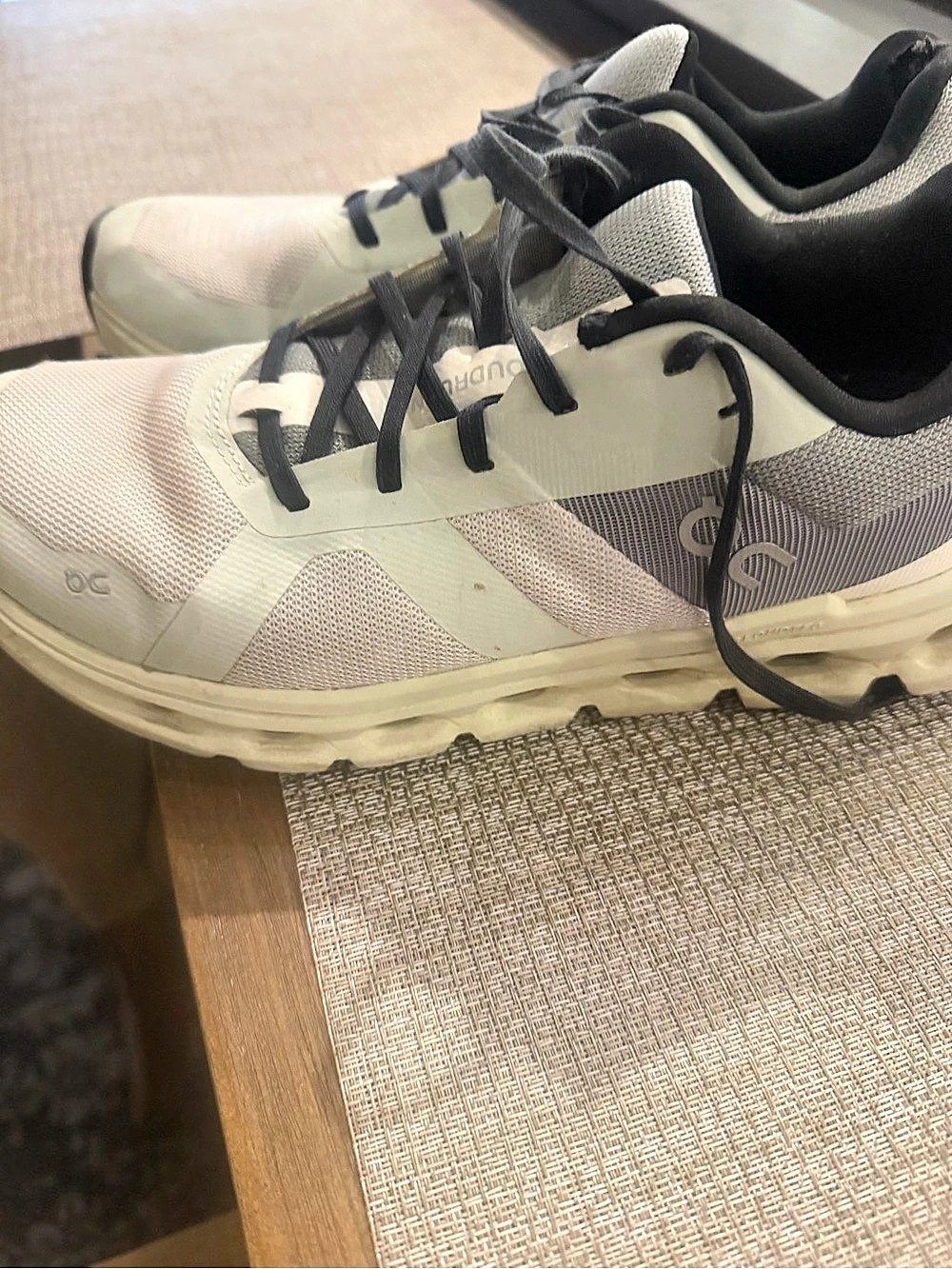 On CloudRunner Women's Athletic Shoes US 9 Fair